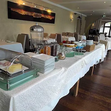 호텔 Logis Hotel Restaurant La Riviere